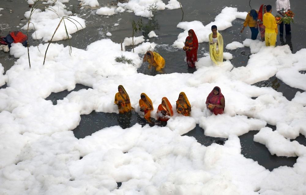 The Weekend Leader - Delhi govt deploys boats to clear toxic foam from Yamuna; decision slammed